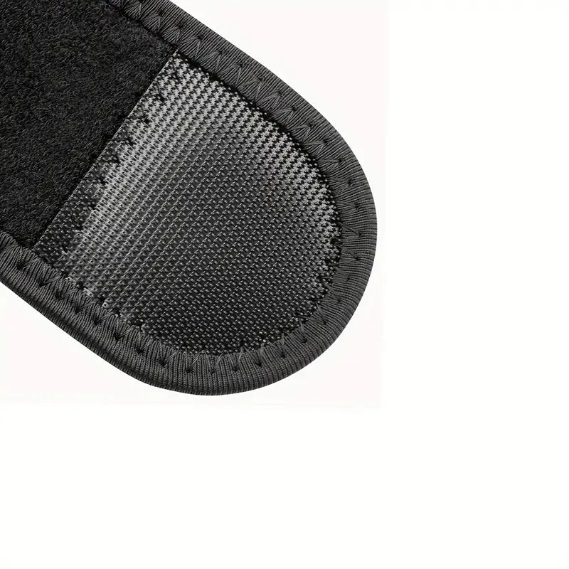 Närbild på axelskyddets neoprenmaterial och kardborreyta med förstärkta sömmar.