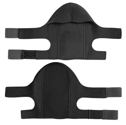 Svart andningsbart hälskydd med mjuk vaddering och justerbara remmar.
