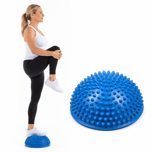 Person använder massageboll under foten för stimulans