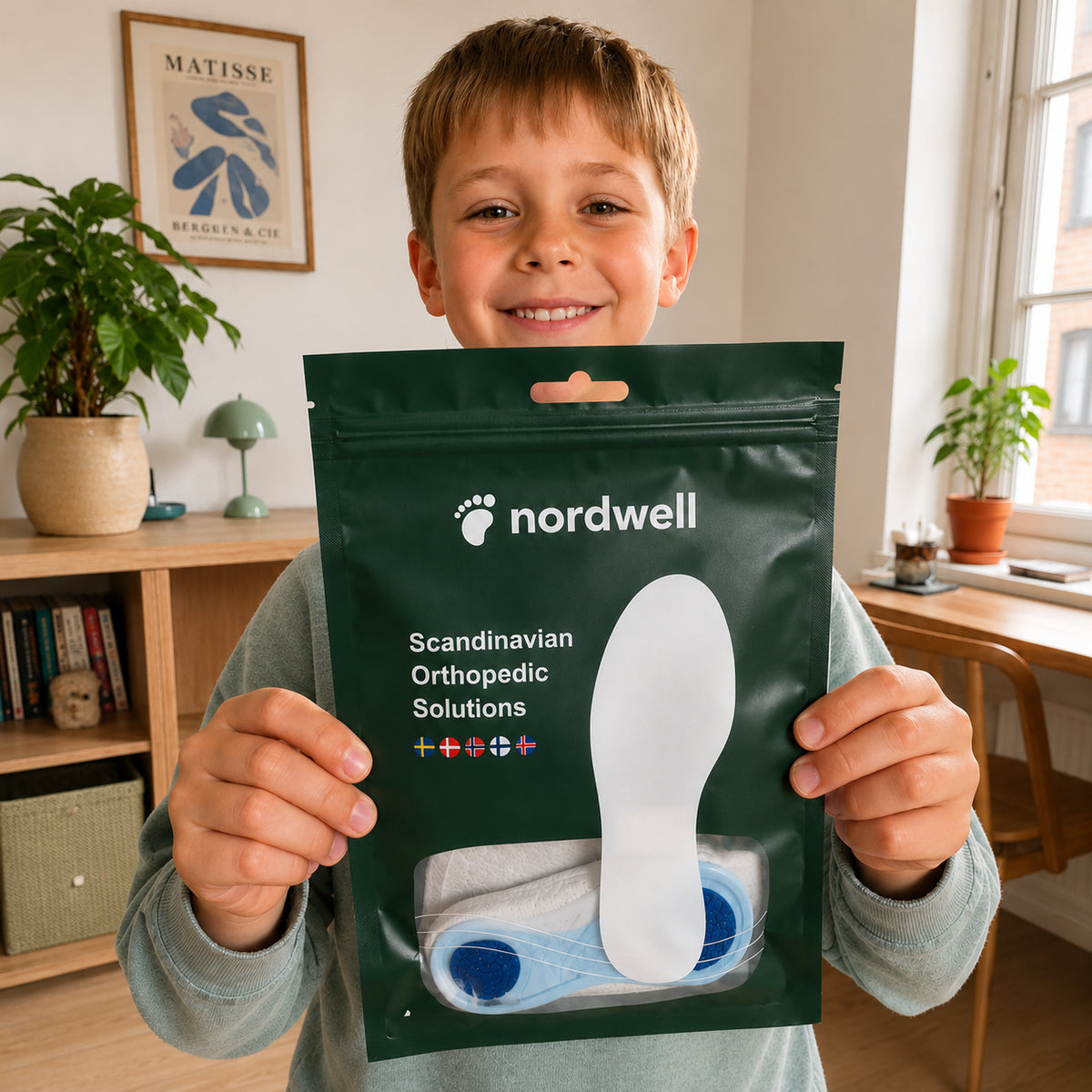 Barn håller Nordwell barnsulor i produktförpackning