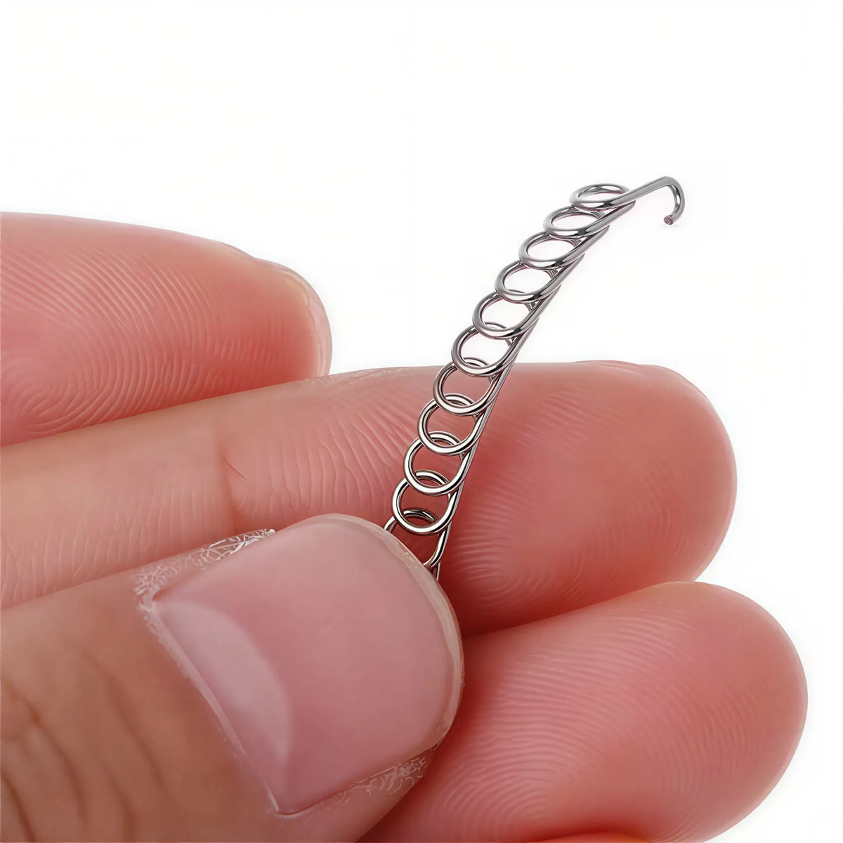 Närbild på den spiralformade nagelbygeln i metall.