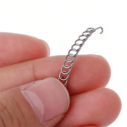 Närbild på den spiralformade nagelbygeln i metall.