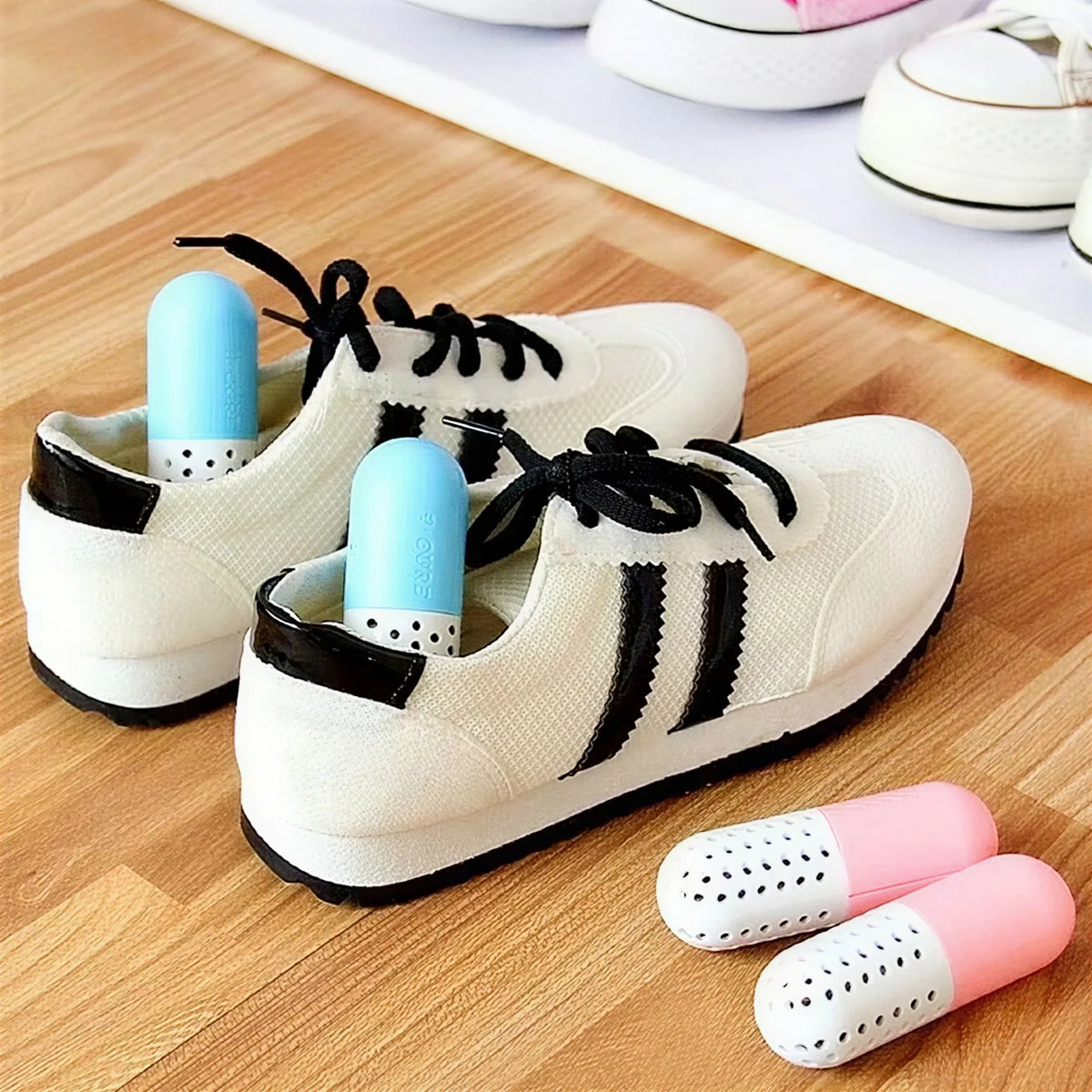 Doftkulor placerade i sneakers för att fräscha upp skor
