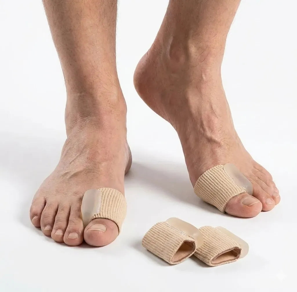 Tåseparator vid hallux valgus med mjuk separatordel för stortån, visad på båda fötterna.