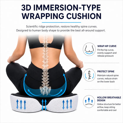 Person som använder en ergonomisk sittdyna för att avlasta svanskotan och få ett mer ergonomiskt sittstöd