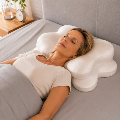 Kvinna som sover på ergonomisk sovkudde