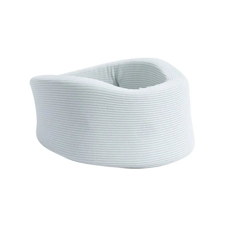 Ergonomiskt nackstöd i ribbat, mjukt material som ger stabilt stöd för nacke och hals.