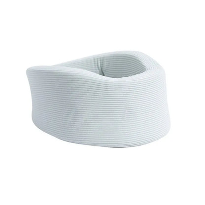 Ergonomiskt nackstöd i ribbat, mjukt material som ger stabilt stöd för nacke och hals.