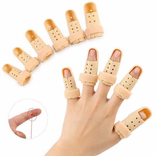 Fingerskydd i beige ventilerad plast i flera storlekar, visade på en hand med kardborreband.