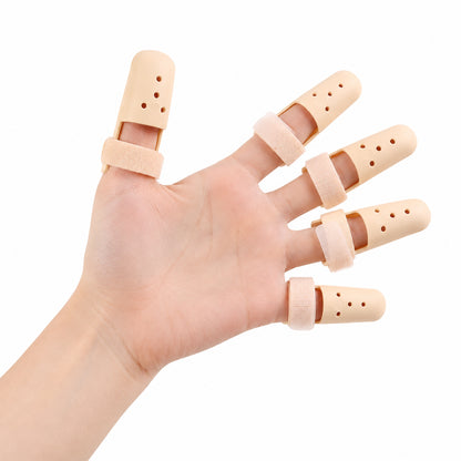 Fingerskydd i plast med ventilationshål och mjukt kardborreband på fyra fingrar.