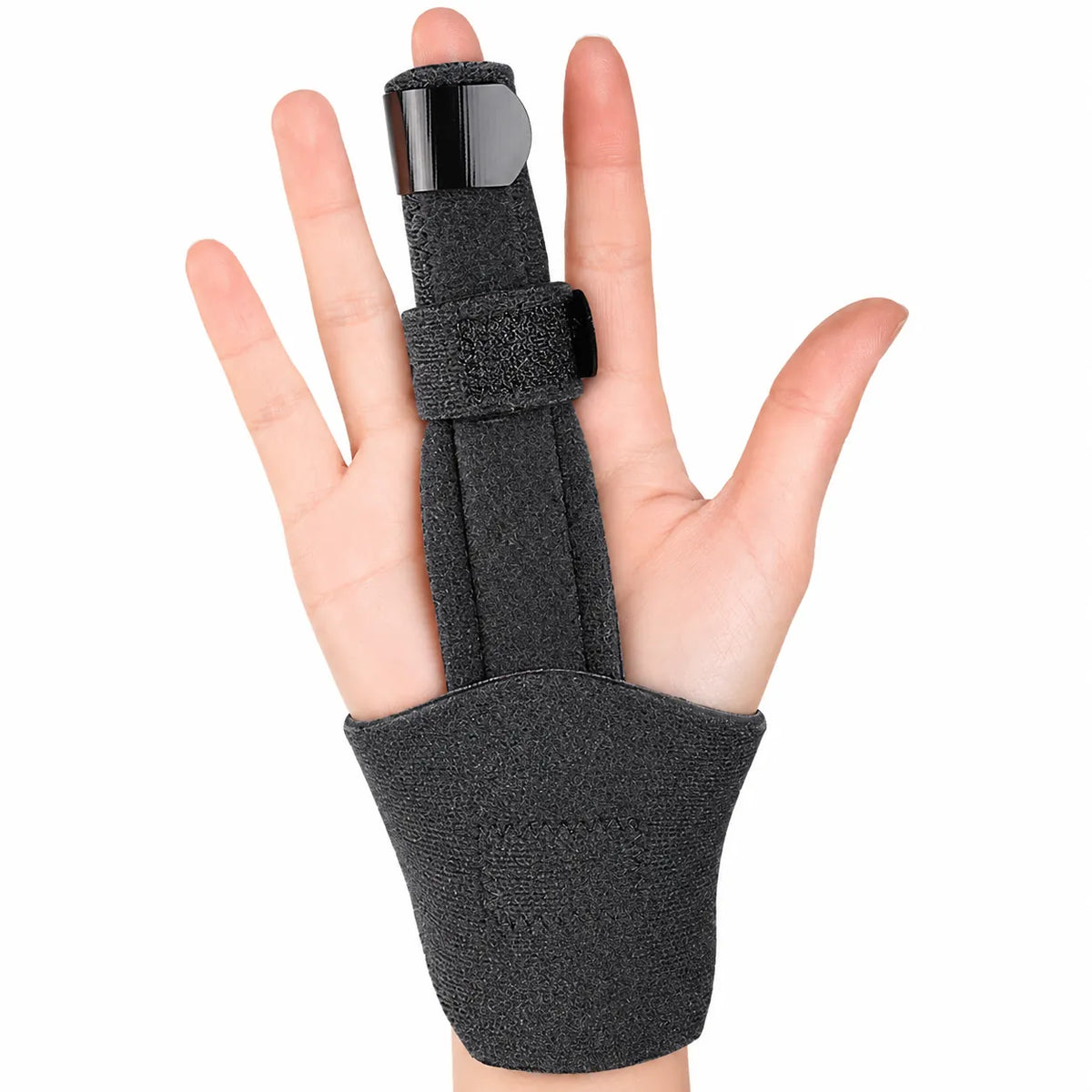Fingerstöd i svart tyg med handledsband och tre kardborreband, visat på en hand.