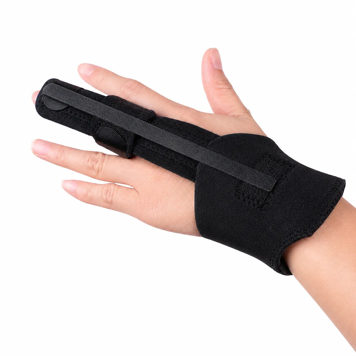 Fingerstödet sett från sidan med den formbara skenan längs fingret.