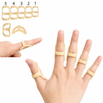 Fem fingerringar i beige plast numrerade 1 till 5, visade tillsammans med en hand.