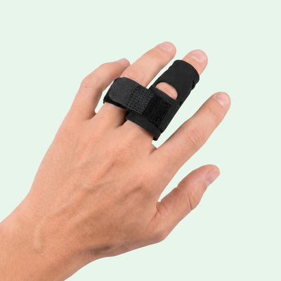 Fingerstöd med justerbar rem som stabiliserar och avlastar fingret vid skada, stelhet eller överbelastning.