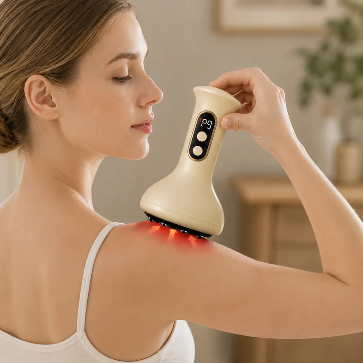 Gua sha-massageapparat med värme vid användning på axelområdet.