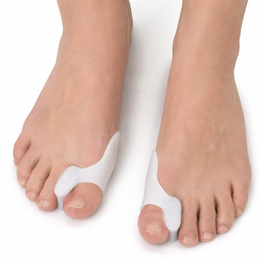 Hallux valgus tåseparator i mjuk silikon som separerar stortån och ger bekväm passform runt framfoten.