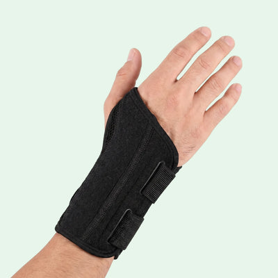 Handledsstöd med justerbara remmar som ger stabilitet, avlastning och stöd för handled vid vardag och aktivitet.