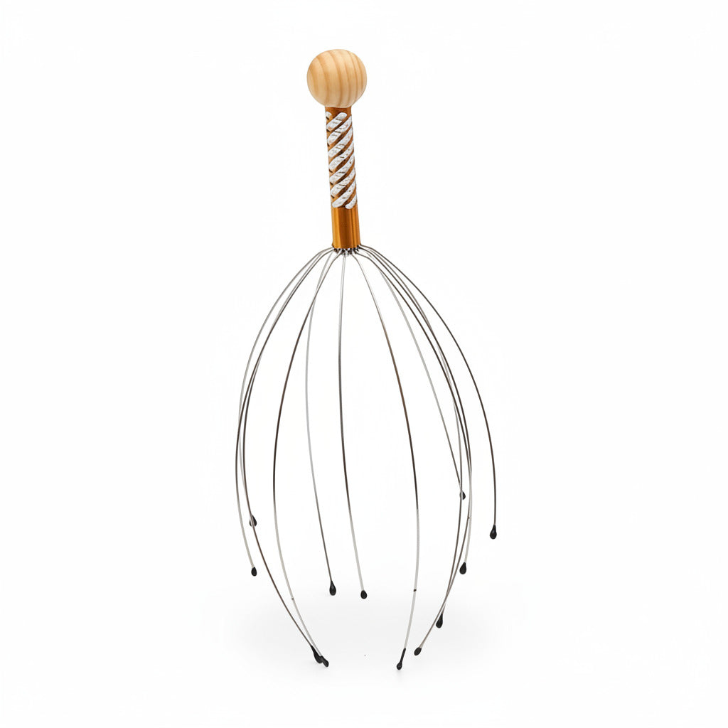 Hårbottenmassage med metallpinnar och trähandtag