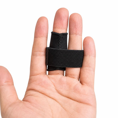 Justerbar fingerskena för lätt stöd med mjuk och följsam passform runt fingret.
