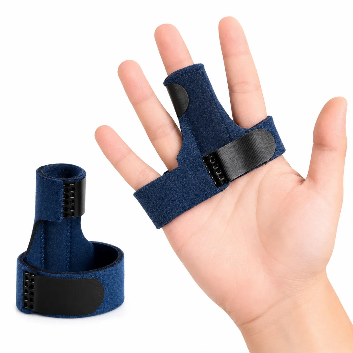 Fingerstöd i mörkblått tyg med uttagbar formbar skena och kardborreband, visat på ett finger.
