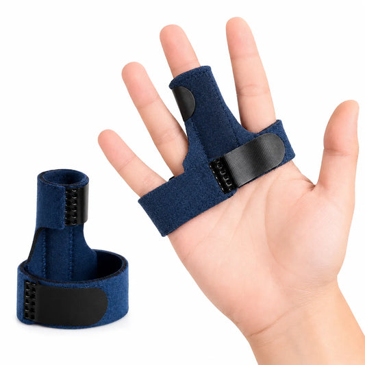 Fingerstöd i mörkblått tyg med uttagbar formbar skena och kardborreband, visat på ett finger.
