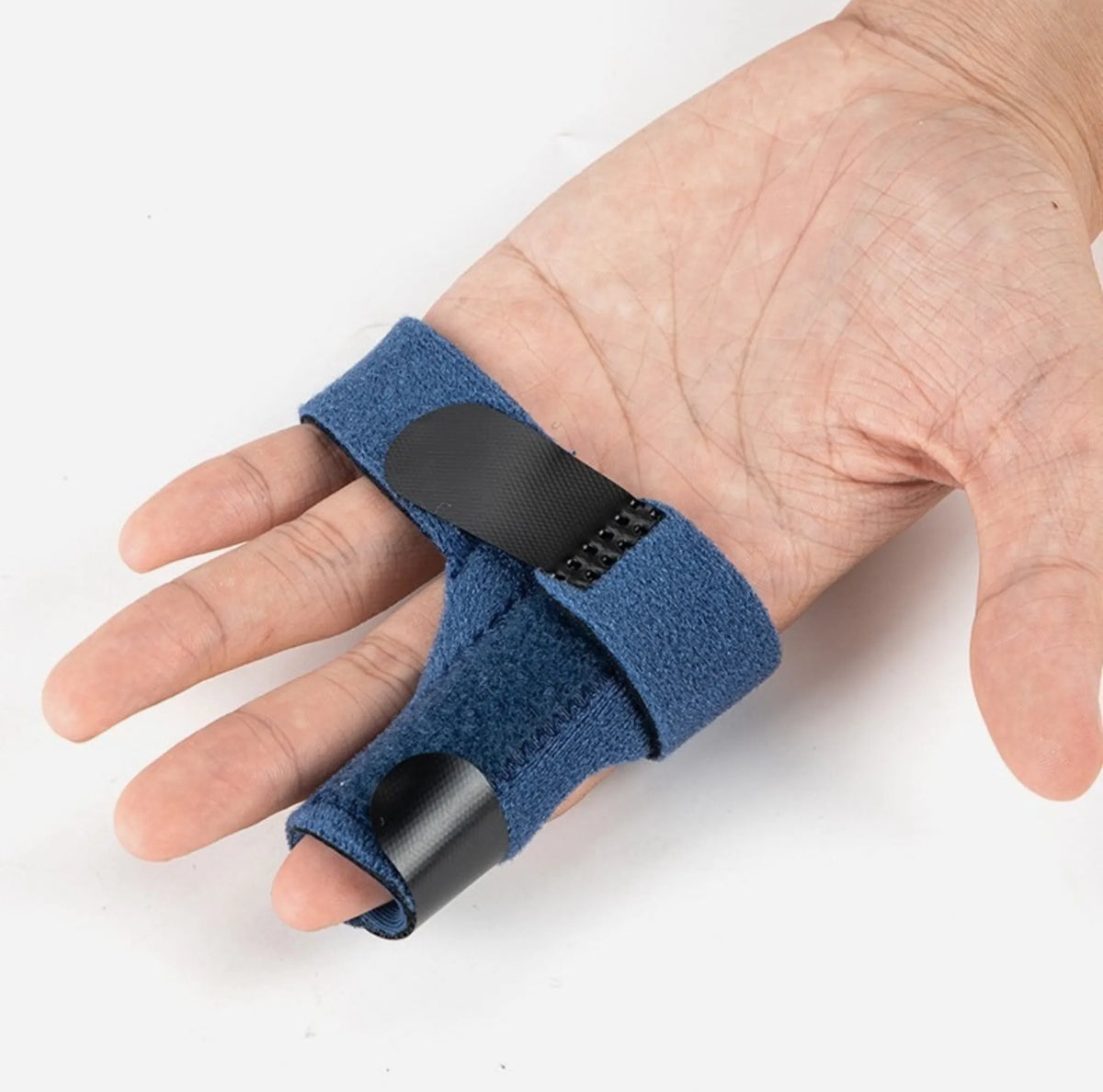 Fingerstödet buret på ringfingret med bandet runt handen.