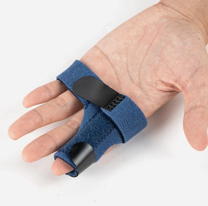 Fingerstödet buret på ringfingret med bandet runt handen.