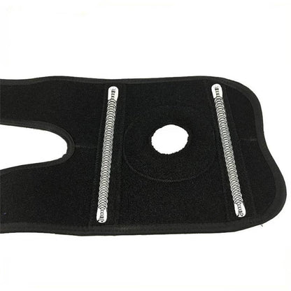Närbild på justerbart svart armbågsskydd med öppen design och följsam konstruktion.