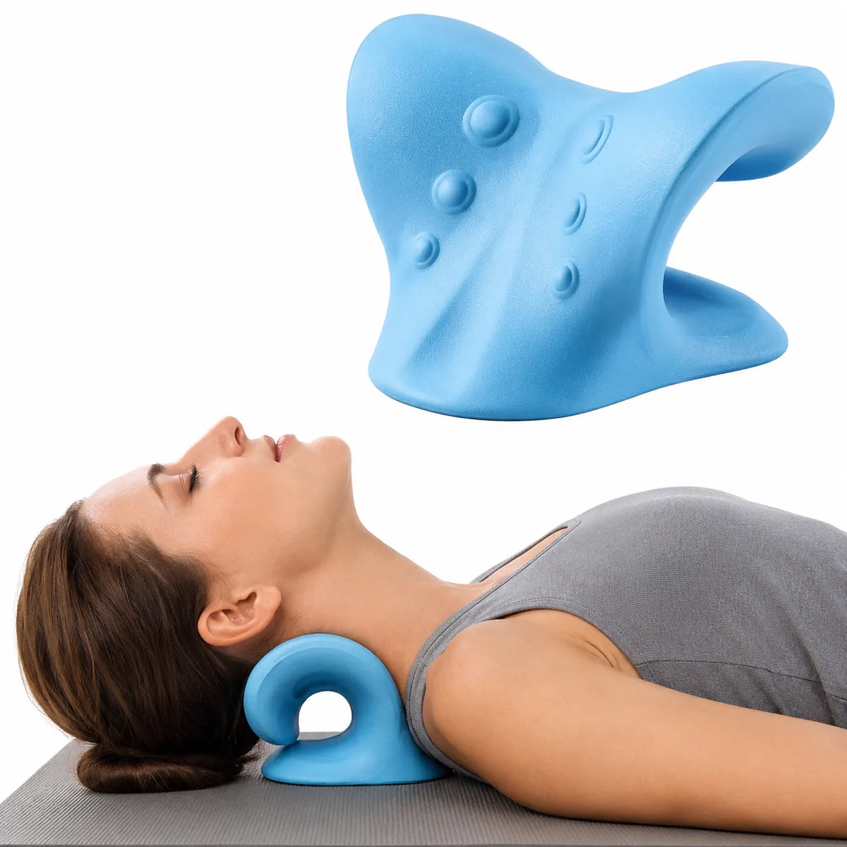 Kvinna använder kiropraktisk nackkudde för nackstretch och avslappning med ergonomiskt stöd.