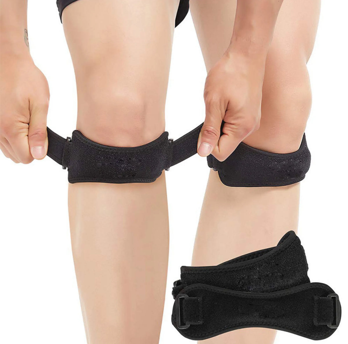 Person som justerar patellaband strax under knäskålen för individuell passform.