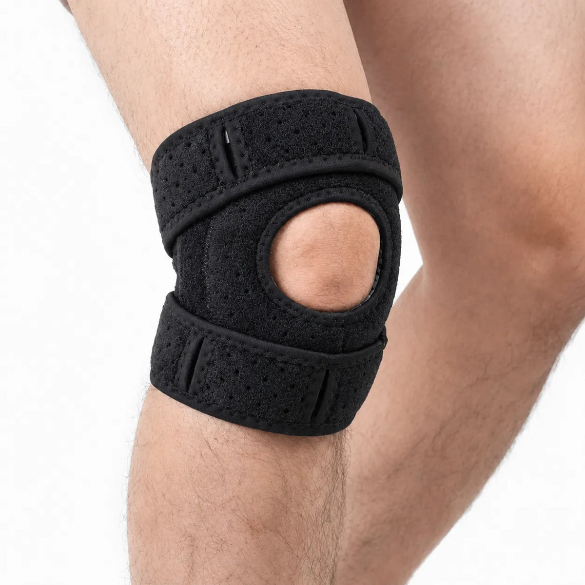 Justerbart knästöd med patellaöppning och remmar för stabilt stöd runt knäskålen.