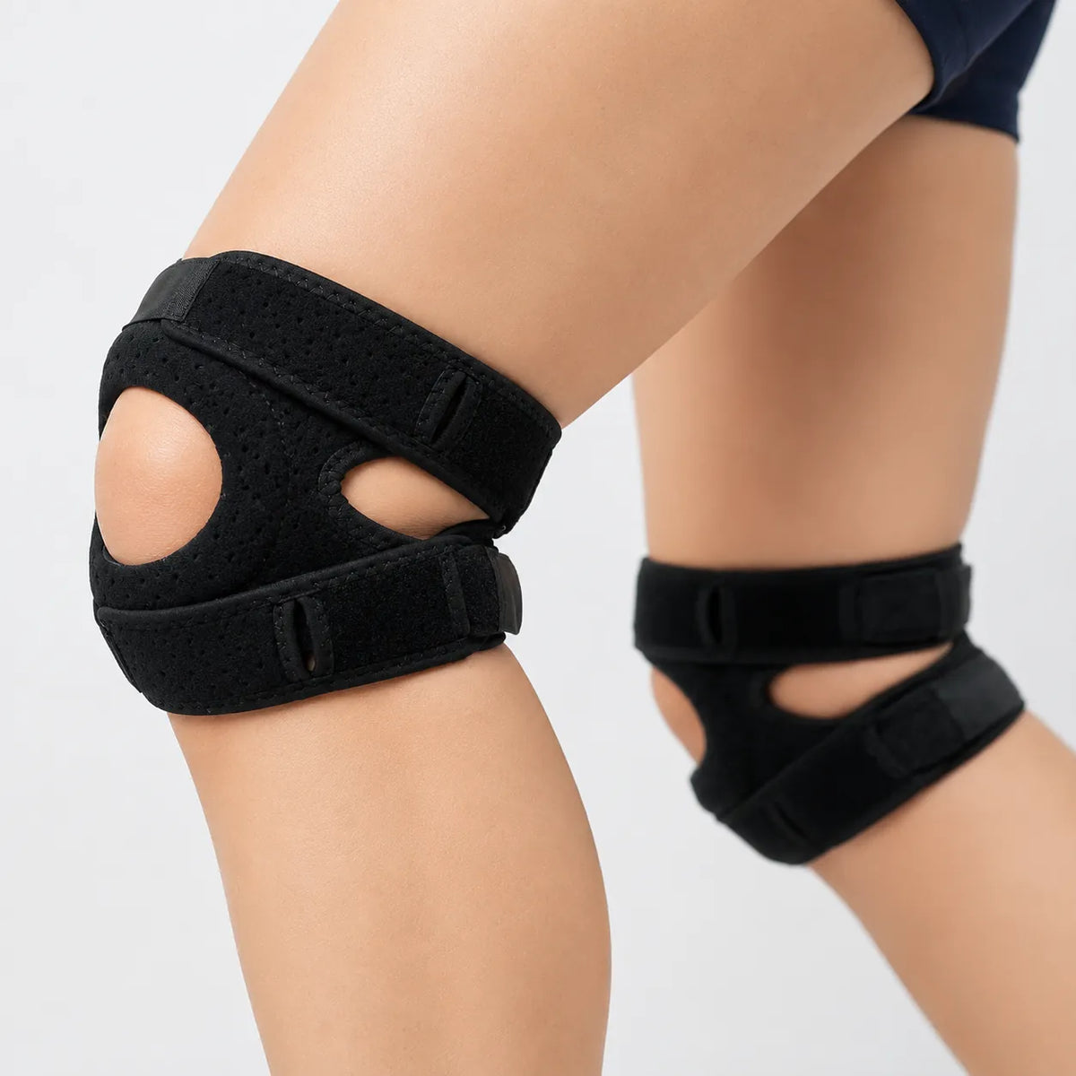 Justerbart knästöd med patellaöppning och remmar runt knät för individuell passform.