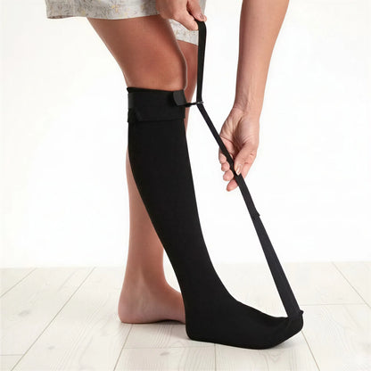 Stretchsocka med justerbar rem som håller foten lätt uppåtböjd.