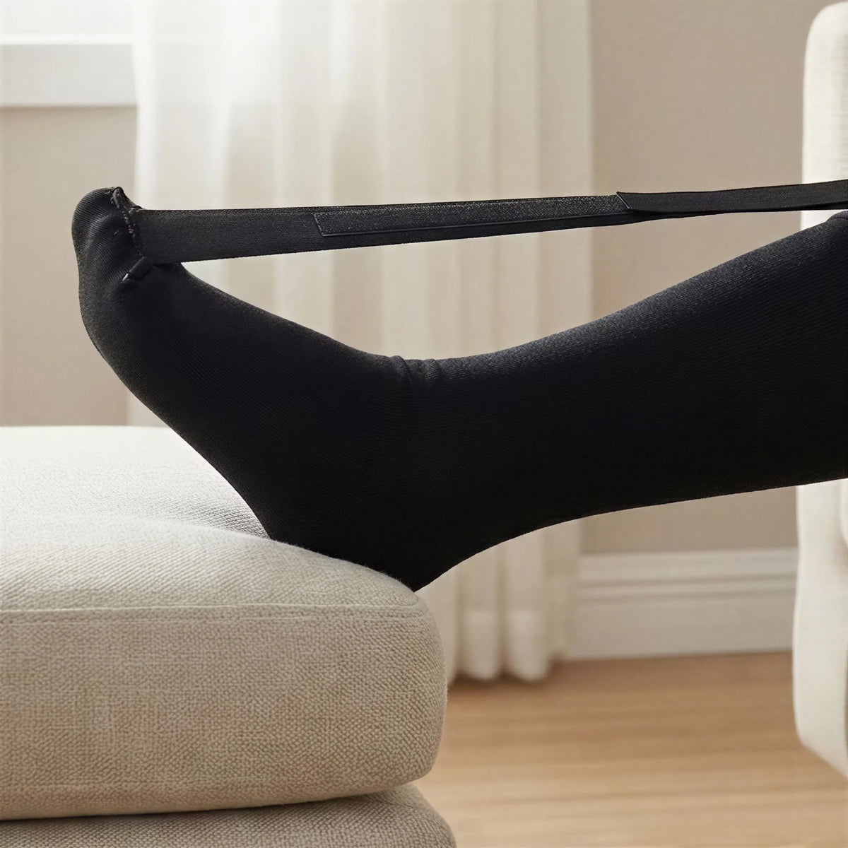 Detaljbild på stretchsockans justerbara rem och kardborrefäste.