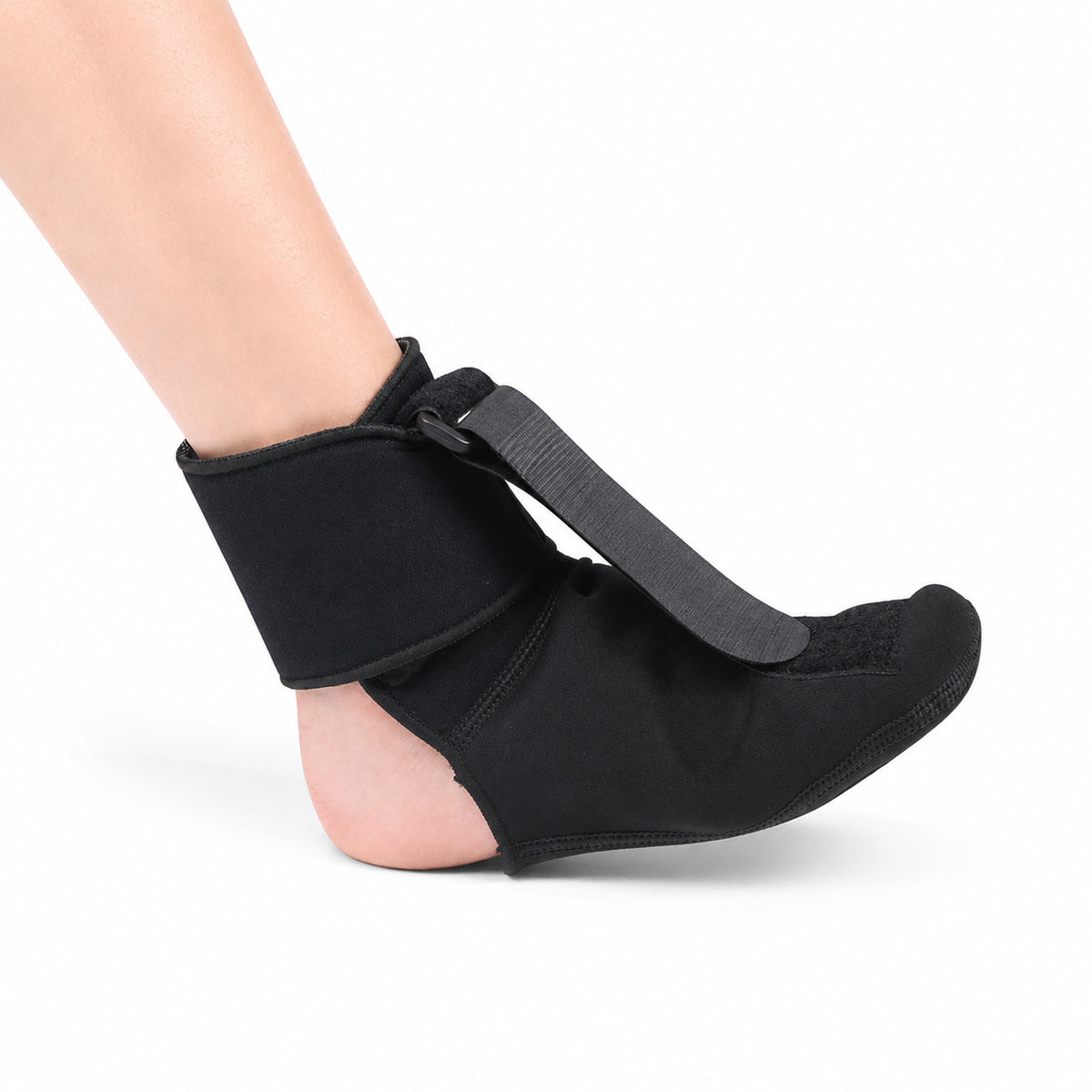 Svart nattstöd för plantarfasciit med justerbar rem som håller foten i en lätt uppåtböjd position.