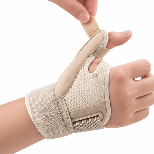 Ortopedisk tumstödsskena i beige ventilerande material med justerbara remmar för tumme och handled.