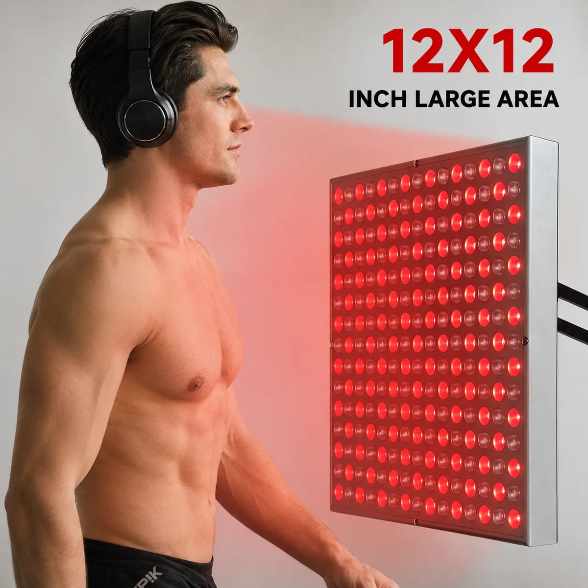 Man använder rödljuslampa med stor LED-panel framför överkroppen.