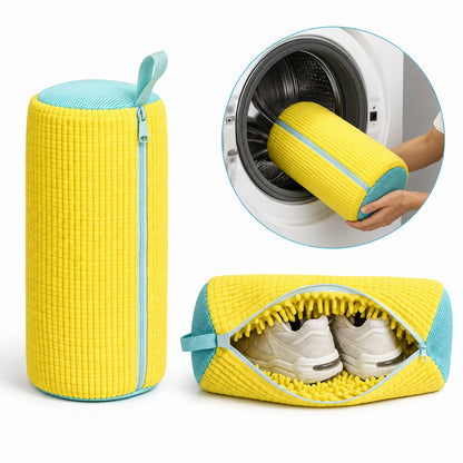 Gul skotvättpåse i mjuk mikrofiber med vita sneakers, utformad för skonsam och skyddande maskintvätt av skor.