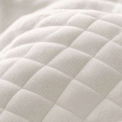 Närbild på quiltat och mjukt örngott till ergonomisk sovkudde