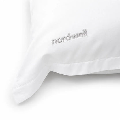 Närbild på mjuk polyester-satin och broderad logotyp