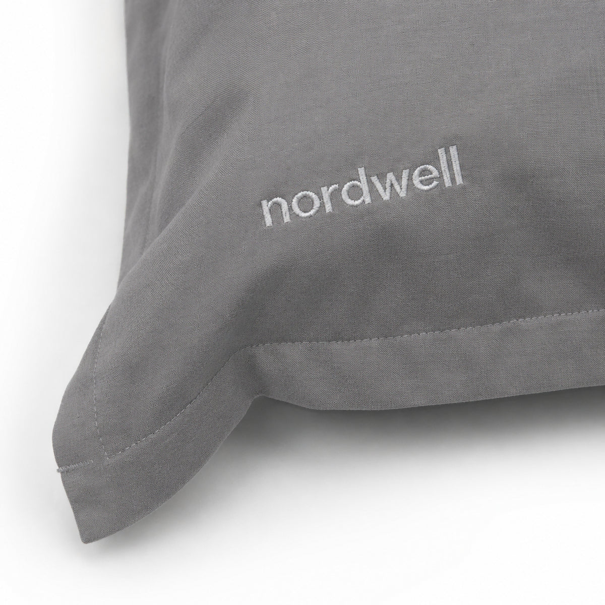 Närbild på grått kuddfodral från Nordwell