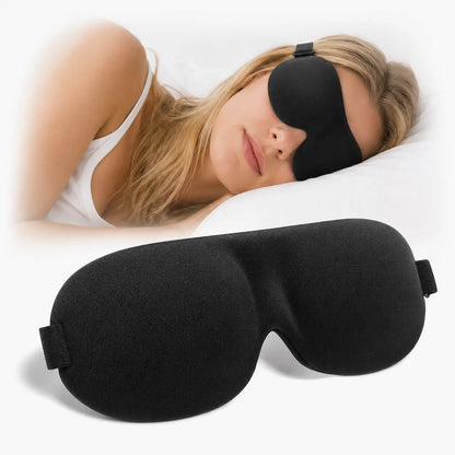 Svart sovmask för sidosovare på kvinna liggande på vit kudde med närbild av ergonomisk sömnmask på vit bakgrund