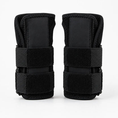 Svart stabilt handledsbandage fram- och baksida med justerbara remmar.