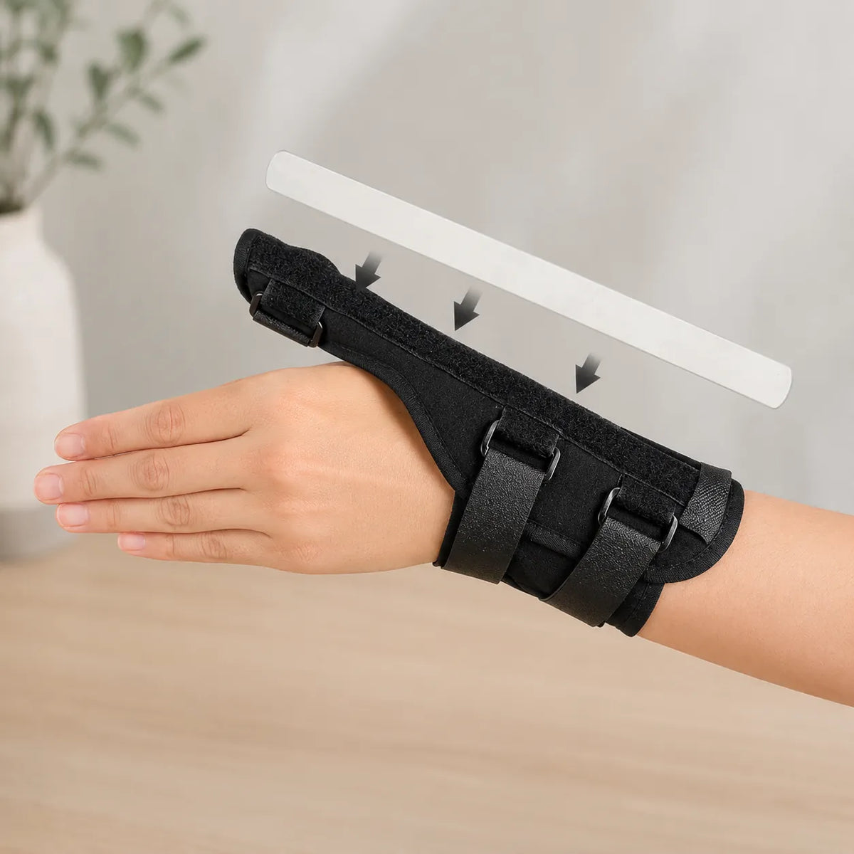 Handledsstöd med tumstöd och uttagbar aluminiumskena för extra stabilitet och stöd.