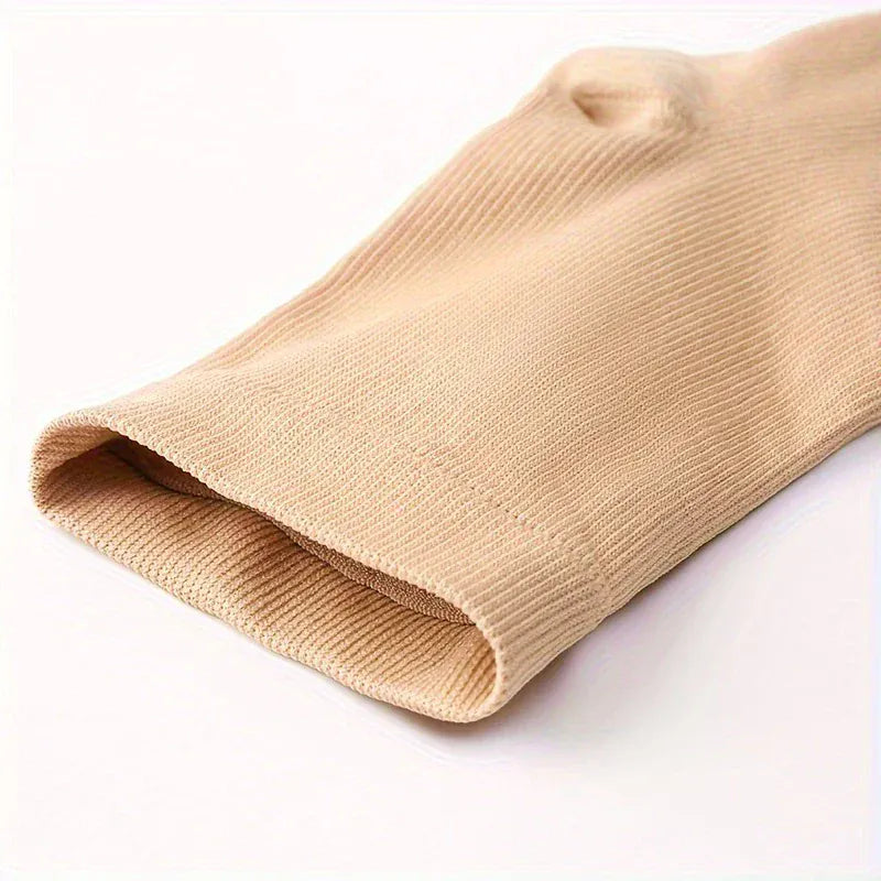 Närbild på den öppna tådelen och det ribbade materialet på en beige stödstrumpa.